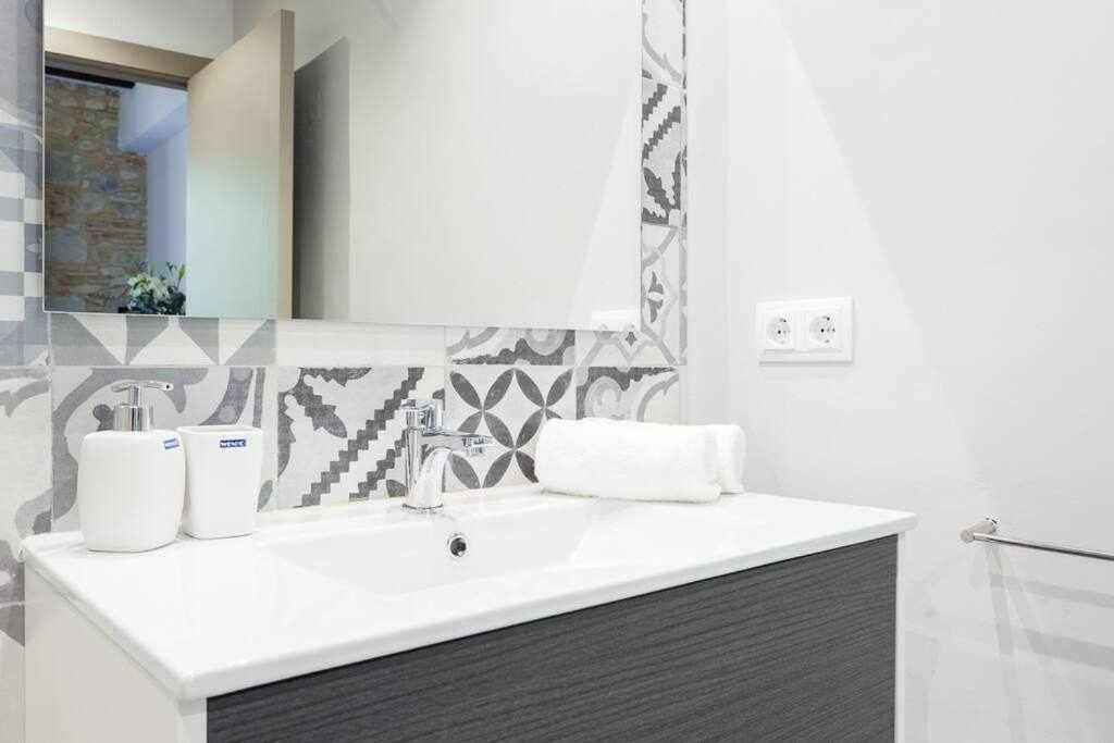 Sleep & Stay Home With Balcony Bonaventura 3 Girona Bagian luar foto